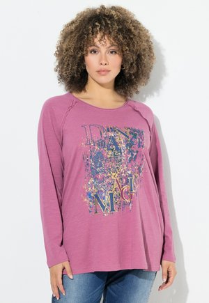 Haut à manches longues et col rond en violet clair avec un design graphique coloré présentant le mot "DANCE" en lettres majuscules.