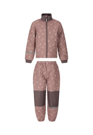 Gesteppter zweiteiliger Anzug in Mauve mit kleinem weißen Blumenmuster, Jacke mit hohem Kragen und Reißverschluss, Hose mit elastischem Bund und verstärkten Kniepatches.