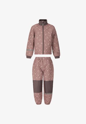 Gesteppter zweiteiliger Anzug in Mauve mit kleinem weißen Blumenmuster, Jacke mit hohem Kragen und Reißverschluss, Hose mit elastischem Bund und verstärkten Kniepatches.
