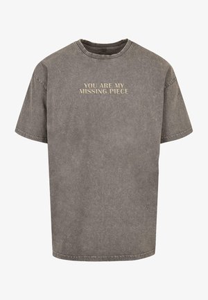 Merchcode, MISSING PIECE TEE - Tričko s potlačou - asphalt
