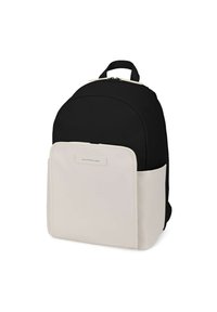 Svart och krämfärgad ryggsäck med en slät yta, rundad form, en framficka och dubbla axelremmar för enkel bärande.