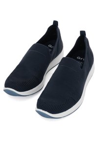 Marinblå slip-on skor med ett andningsbart stickat ovandel, elastisk gummiband och vit mellanlägg. Texturerad design med en slät yttersula. Lätt konstruktion.