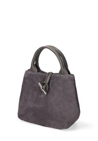 Borsa a mano in suede grigio con finitura testurizzata, manici in pelle arrotondati e dettaglio in metallo sul davanti. Design compatto e strutturato.