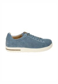 Sneakers blu in suede con un design a bassa altezza, chiusura con lacci e suola in gomma bianca con una striscia dorata. Texture liscia.