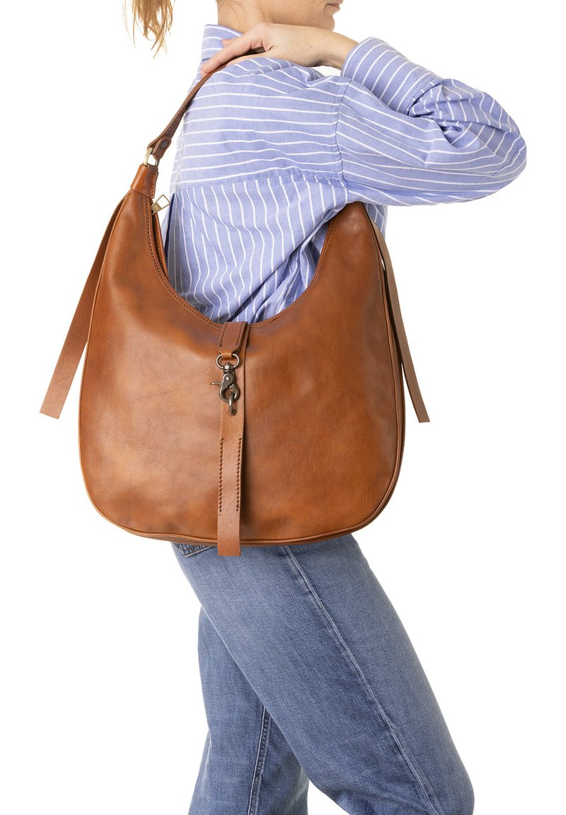 Borsa a spalla in pelle marrone con design curvo, dotata di una lunga tracolla e di un tirante della cerniera decorativo. Texture liscia con cuciture minime.