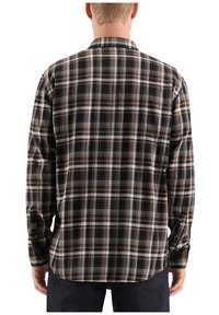 Camicia a maniche lunghe a quadri in nero, marrone e bianco. Presenta un colletto classico, polsini con bottone e una vestibilità rilassata con schiena dritta.