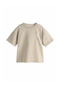 Beiges Baumwoll-T-Shirt mit kurzen Ärmeln, rundem Ausschnitt und einem kleinen runden Logo in Hellgrau auf der linken Brustseite. Glatte Textur.