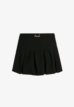 Zwarte geplooide rok met een gladde textuur, voorzien van een decoratieve gouden kettingaccent rond de taille. Eenvoudige, aansluitende silhouet.