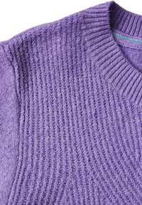 Maglione viola con texture caratterizzato da un colletto a coste e da vari motivi di tessitura, che presenta una finitura morbida e leggermente pelosa.