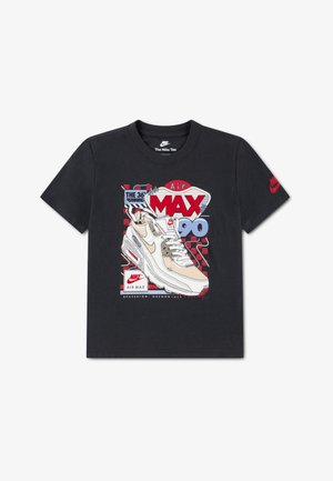 T-shirt di cotone nero con grafica di una scarpa Nike Air Max bianca e beige con accenti rossi e blu, e design con testo del marchio.