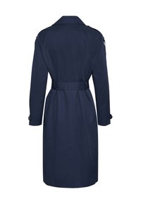 Marineblauwe trenchcoat met een ceintuur om de taille, lange mouwen, schouderepauletten en een gladde textuur. Bevat een klassieke kraag en een achterventilatie.