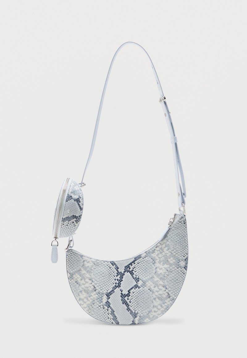 Τσάντα ώμου με μεγάλο σχήμα σε σχήμα ημισεληνοειδές και μικρή στρογγυλή θήκη με φερμουάρ προσαρτημένη, με μοτίβο από γκρι και λευκή δερματίνη φίδι και ρυθμιζόμενο λουράκι.