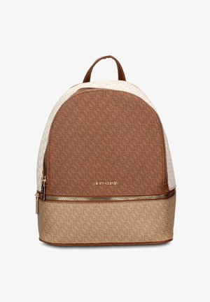 Bruine en beige Pierre Cardin rugzak met patroonontwerp, twee ritssluitingen en een bovenste draaghendel, frontaal weergegeven.