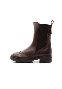 Hnědé kožené kotníkové boty s elastickými panely, s brogue detaily na špičce a s poutkem. Plochá gumová podrážka a mírně texturované boční panely.