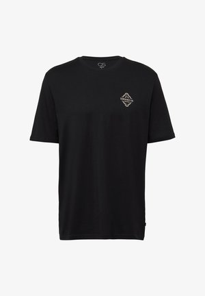 Zwart katoen t-shirt met korte mouwen, ronde hals en een klein "SUNSHINE CLUB" logo in een decoratief badgeontwerp op de borst.