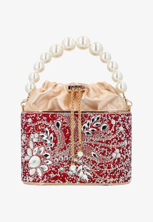 Piros és ezüst gyöngyökkel díszített estélyi táska virágminta díszítéssel, puha bézs szövet felső résszel, arany színű lánc húzózsinórral és gyöngyfüllel.