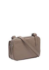 Skórzana torba na ramię w kolorze brązowym z podwójnymi zamkami błyskawicznymi, regulowanym paskiem i prostokątnym kształtem. Gładka faktura z minimalnym dodatkowymi elementami.