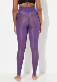 Lila, hoch taillierte Leggings mit transparenter Textur und glatter Oberfläche. Mit einer durchgehenden Naht auf der Rückseite und knöchellangem Design.
