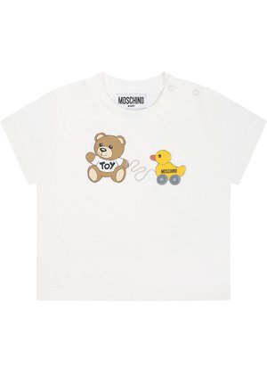 Camiseta blanca para bebé con un osito de peluche que lleva una camiseta con la palabra "TOY" y tira de un patito amarillo con ruedas etiquetado con "MOSCHINO".