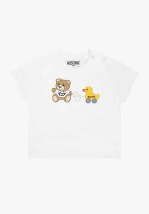 Biała dziecięca koszulka z misiem w koszulce z napisem "TOY", ciągnącym na kółkach żółtą kaczkę z napisem "MOSCHINO".