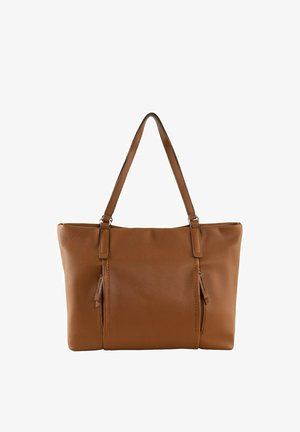 Bruine leren totebag met een textuur oppervlak, twee schouderbanden en een ritszak detail aan de zijkant. Vierkante vorm, ruime opzet.