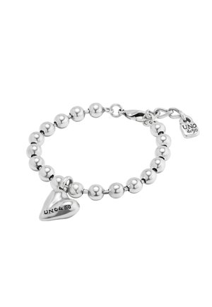 Pulsera de cuentas plateadas con un charm en forma de corazón que lleva la inscripción "UNO de 50." Incluye un cierre resistente y una cadena de extensión.