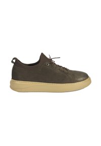 Bruine leren veterschoenen met een gladde afwerking, ronde neus en een lichtbruine rubberen zool. Voorzien van een contrasterend gestikt ontwerp en een achterkantlus.
