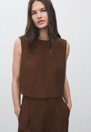 Haut sans manches marron avec un décolleté carré et une coupe décontractée, associé à un pantalon ajusté assorti avec des poches latérales et une fermeture à bouton.