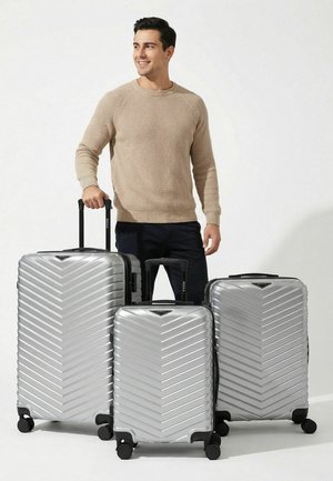 Redolz, ESSENTIALS 18 2.0 4 ROLLEN KOFFERSET 3-TEILIG MIT DEHNFALTE UNISEX - Kofferset - silver-coloured