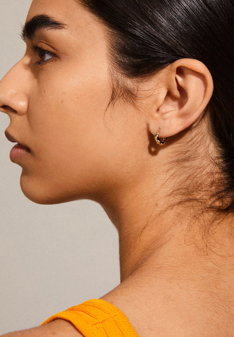 Pilgrim TAFFY SMALL SWIRL HOOP EARRINGS GOLDPLATED Ohrringe gold