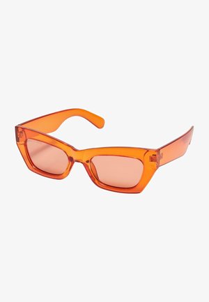 Oransje rektangulære solbriller med gjennomsiktig ramme og tonede linser. Har sterke vinkler og et lett design for et moderne utseende.