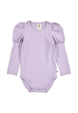 Fliederfarbenes Baby-Strampler mit langen Ärmeln, Puffärmeln und Druckknöpfen unten und an der Schulter.