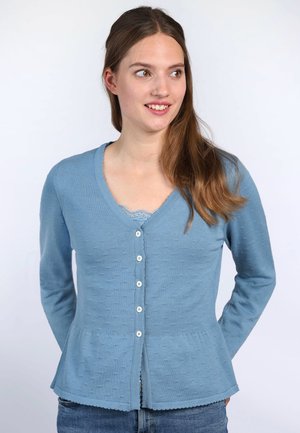 Helles blaues Strick-Cardigan aus strukturiertem Material, mit V-Ausschnitt, Knopfverschluss und gewelltem Saum. Lange Ärmel, lässige Passform.