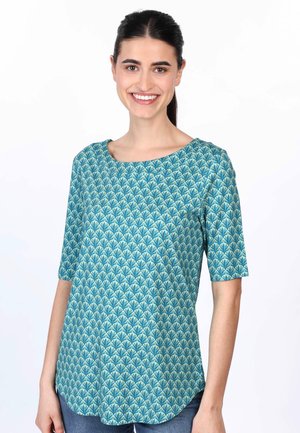Kurzärmliges türkisfarbenes Oberteil mit Blattmuster, runder Ausschnitt und lockerer Passform; der Stoff hat eine glatte Textur und einen leicht abgerundeten Saum.