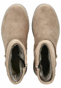 Botas de tobillo de ante en beige claro con un forro suave y peludo en el interior. Cuentan con una cremallera lateral para un fácil acceso y un diseño de punta redonda.