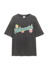 Šedé oversized bavlněné tričko s barevným grafickým potiskem, včetně nápisu "Sakamoto's" a ovocných motivů, krátké rukávy, kulatý výstřih.