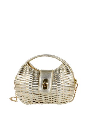 Pequeño bolso tejido dorado con asa redondeada, solapa frontal y cierre de broche dorado, con una correa de cadena desmontable sobre fondo blanco.