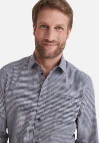 Blau-weiß kariertes Hemd mit Button-Down-Kragen, einer einzelnen Brusttasche und einem strukturierten Stoff. Verfügt über blaue Knöpfe.