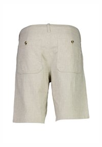 Pantalones cortos de lino beige con un acabado texturizado, que cuentan con dos bolsillos traseros con cierres de botón y un diseño sencillo en la cintura.