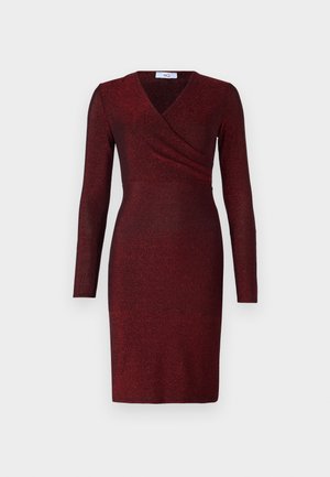 Dolga rokavica, globoko rdeča obleka s sijočim materialom. Ima ovit oblikovanje z oprijetim silhueto in V-izrezom.