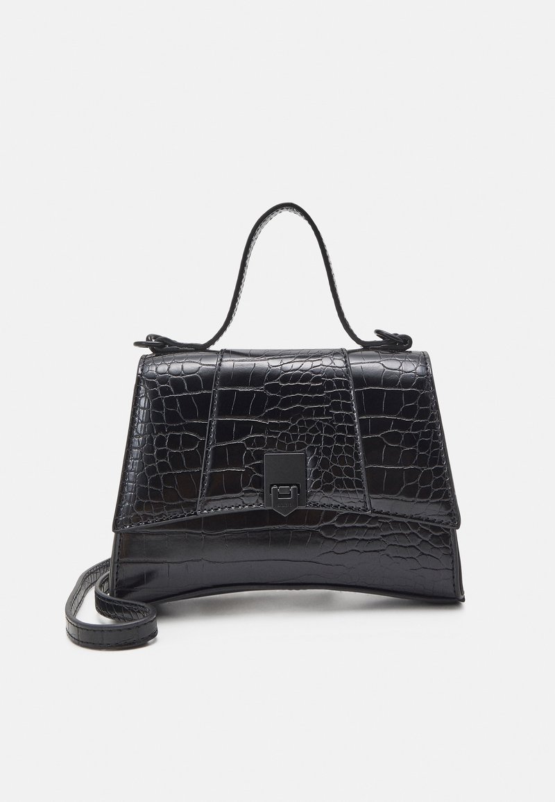 Sac à main noir en cuir synthétique façon crocodile avec poignée supérieure, rabat avant, fermeture par fermoir et bandoulière amovible, présenté sur un fond clair.