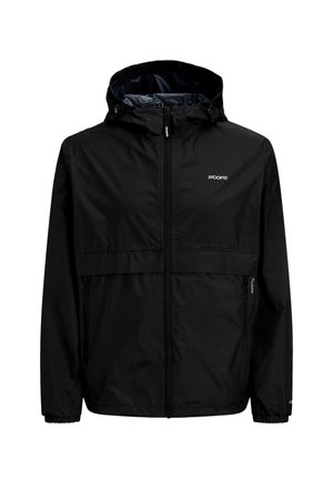 Chaqueta impermeable negra con capucha y cremallera, puños elásticos, bolsillos delanteros y logo "core" en el pecho.