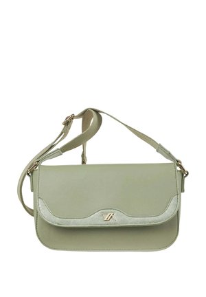 Bolso bandolera de cuero verde claro con correa ajustable y detalle de logo en tono dorado en la solapa frontal.