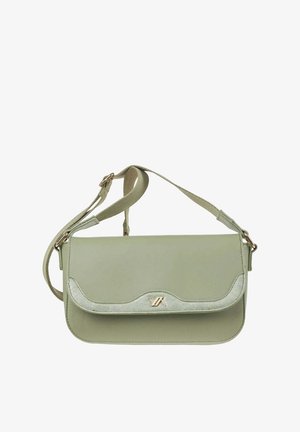 Bolso bandolera de cuero verde claro con correa ajustable y detalle de logo en tono dorado en la solapa frontal.