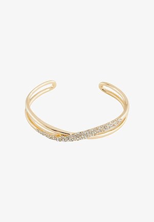 Brățară cuff din metal cu finisaj auriu, formată din două benzi curbate, accentuate cu strasuri clare pe una dintre curbe pentru un efect strălucitor.