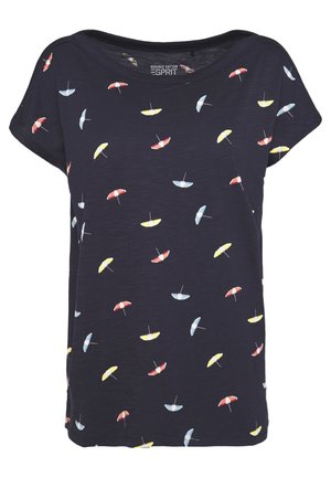 Marineblauw t-shirt met korte mouwen en een ronde hals met een patroon van kleine kleurrijke paraplu's in rood, geel en blauw.