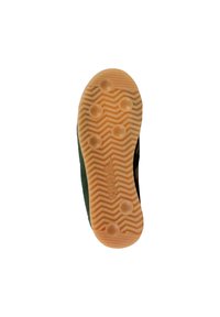 Semelle de chaussure en suede vert avec caoutchouc orange texturé, motif en zigzag et grips circulaires ; logo embossé près du talon.