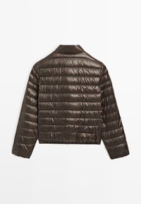 Veste rembourrée marron, avec un design matelassé, col, manches longues et ourlet élastique. Le matériau a une finition brillante.