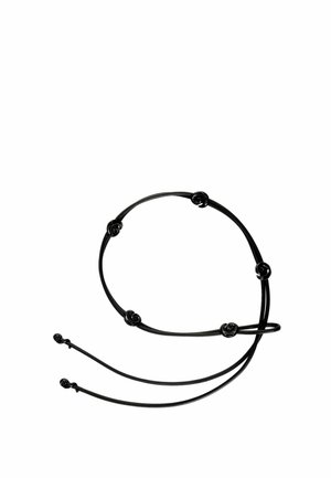 Collar de cordón negro con cinco cuentas en forma de rosa espaciadas uniformemente y dos extremos de cordón sueltos, mostrado sobre un fondo blanco.