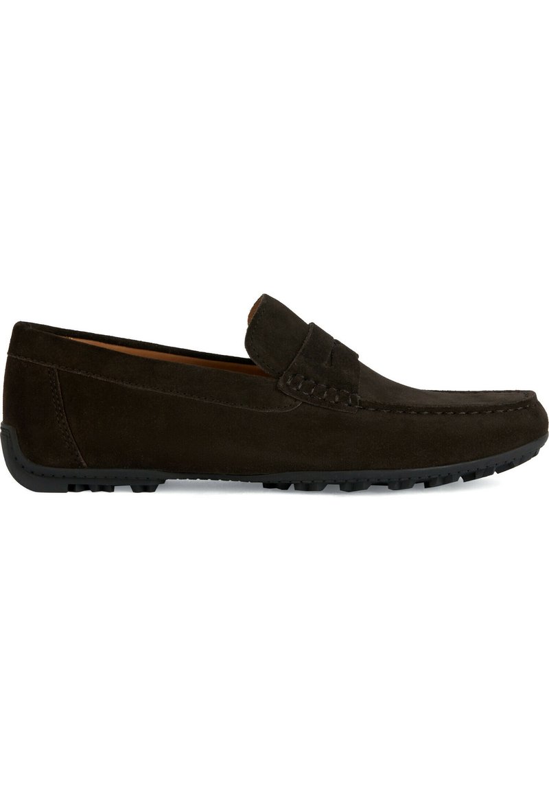 Dunkelbraune Wildleder-Loafers mit einer strukturierten Oberseite, einer abgerundeten Spitze und einer kontrastierenden schwarzen Gummisohle mit kleinen Grip-Noppen.